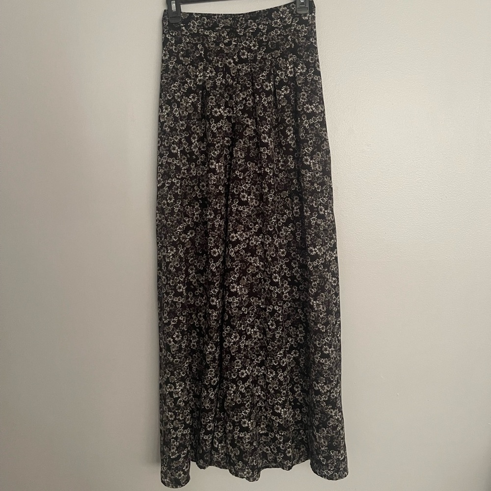 Hollister size small black, gray, and white flower patterned palazzo pants
